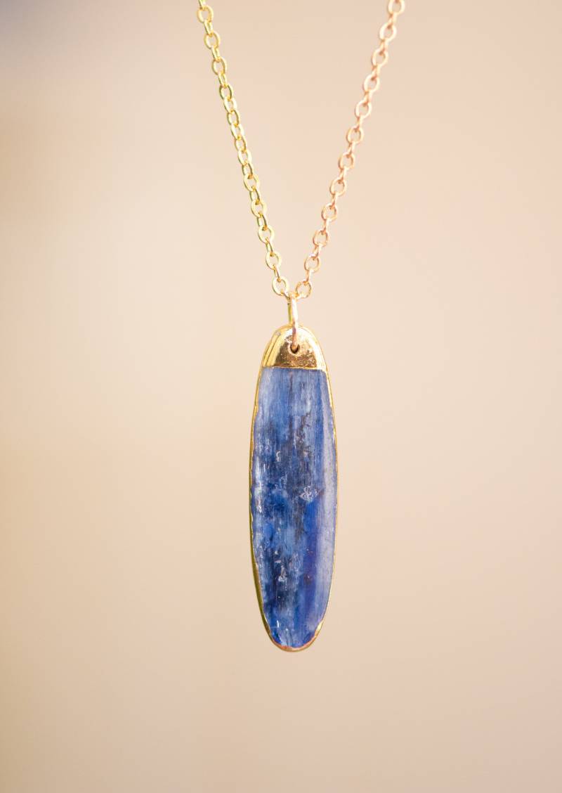 Kyanit Halskette, Rohkristall Roh Schmuck, Grobe Edelstein Blau Kyanit, Kyanit-Anhänger, Gold von AmeyaaJewelry