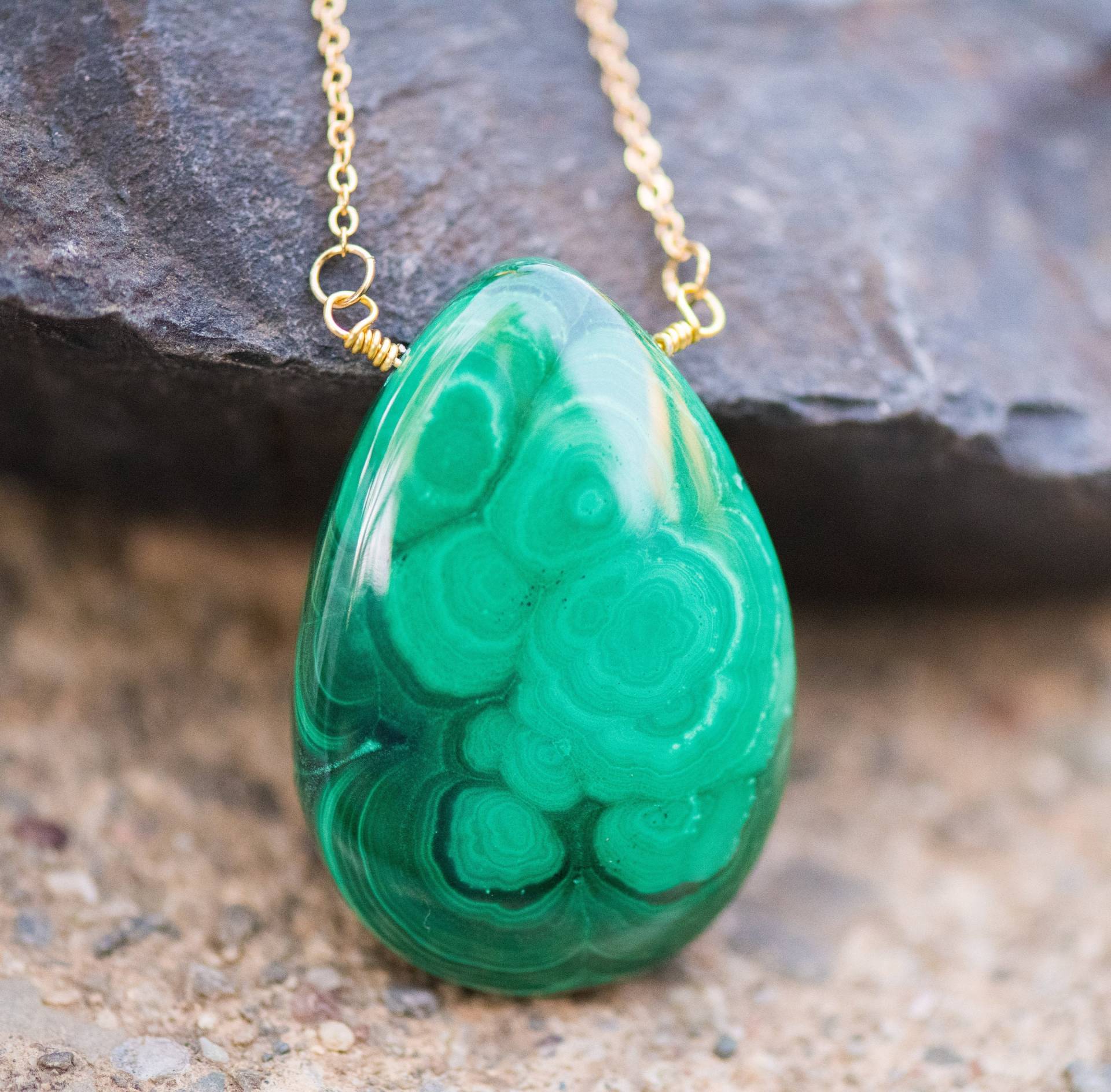 Malachit Halskette, Malachit Schmuck, Malachit, Grüner Edelstein Anhänger, Grüner Stein Halskette, Statement Halskette, Geschenk Für Sie, Schutzstein von AmeyaaJewelry