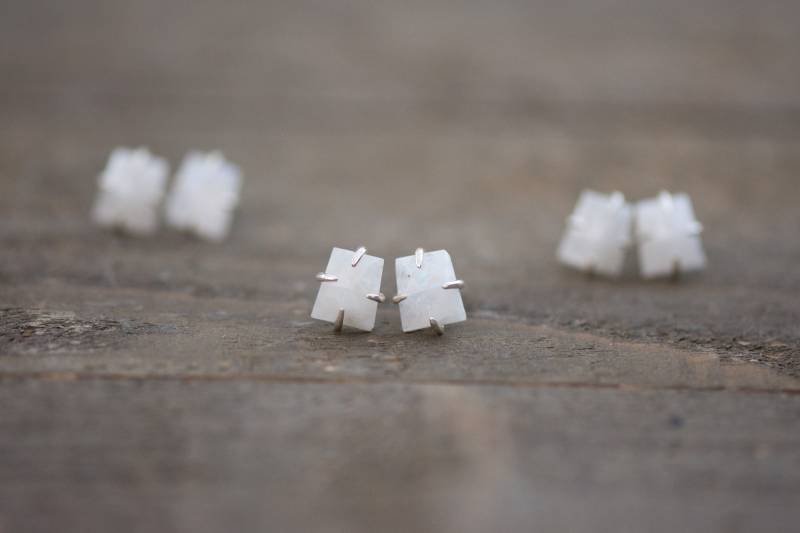 Regenbogen Mondstein Ohrstecker, Echte Ohrringe, Juni Geburtsstein, Sterling Silber Schmuck, Stein Ohrstecker von AmeyaaJewelry