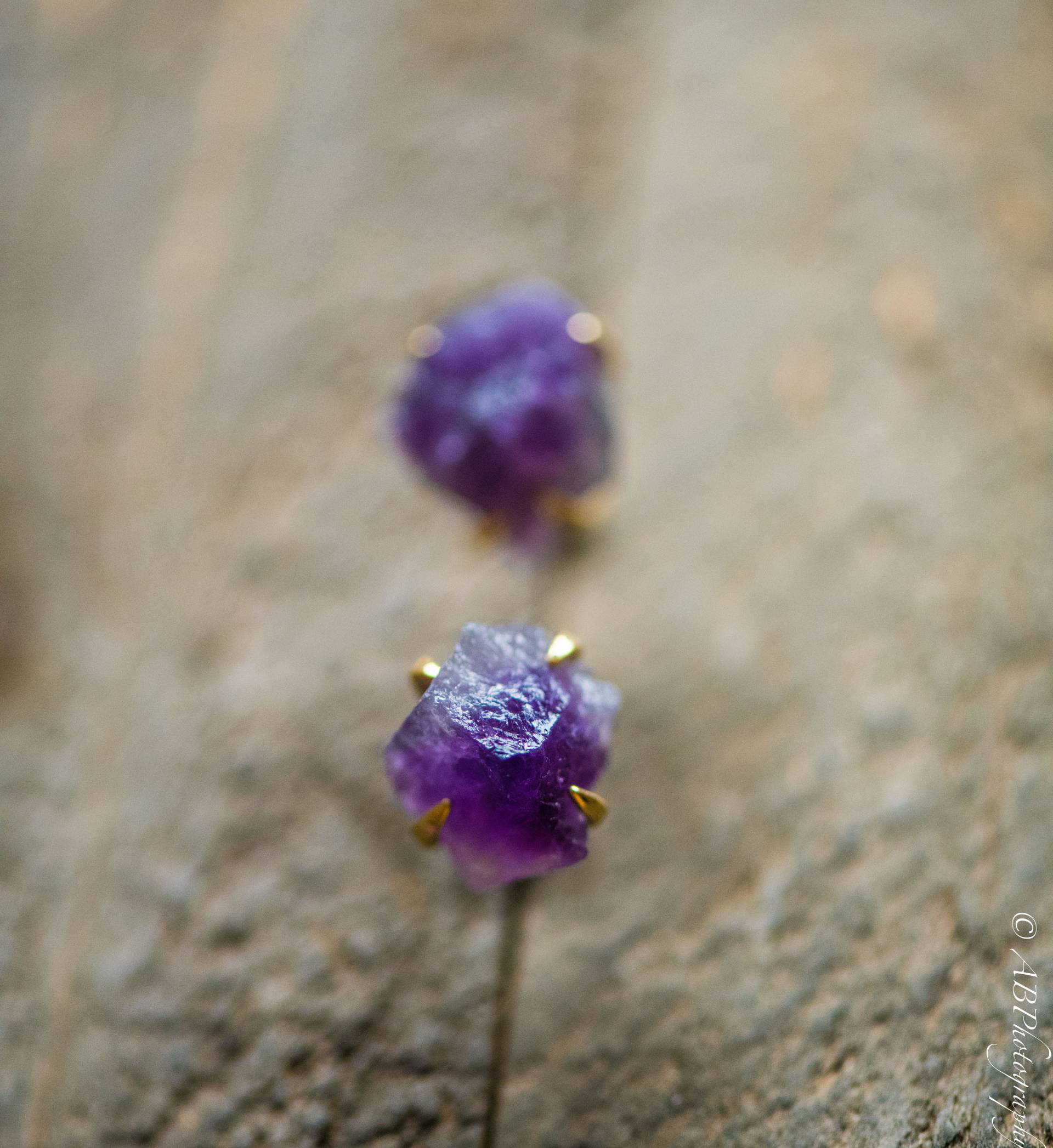 Rohe Amethyst Ohrstecker, Ohrringe, Rohkristall Februar Birthstone, Geburtsstein Rock Ohrstecker von AmeyaaJewelry