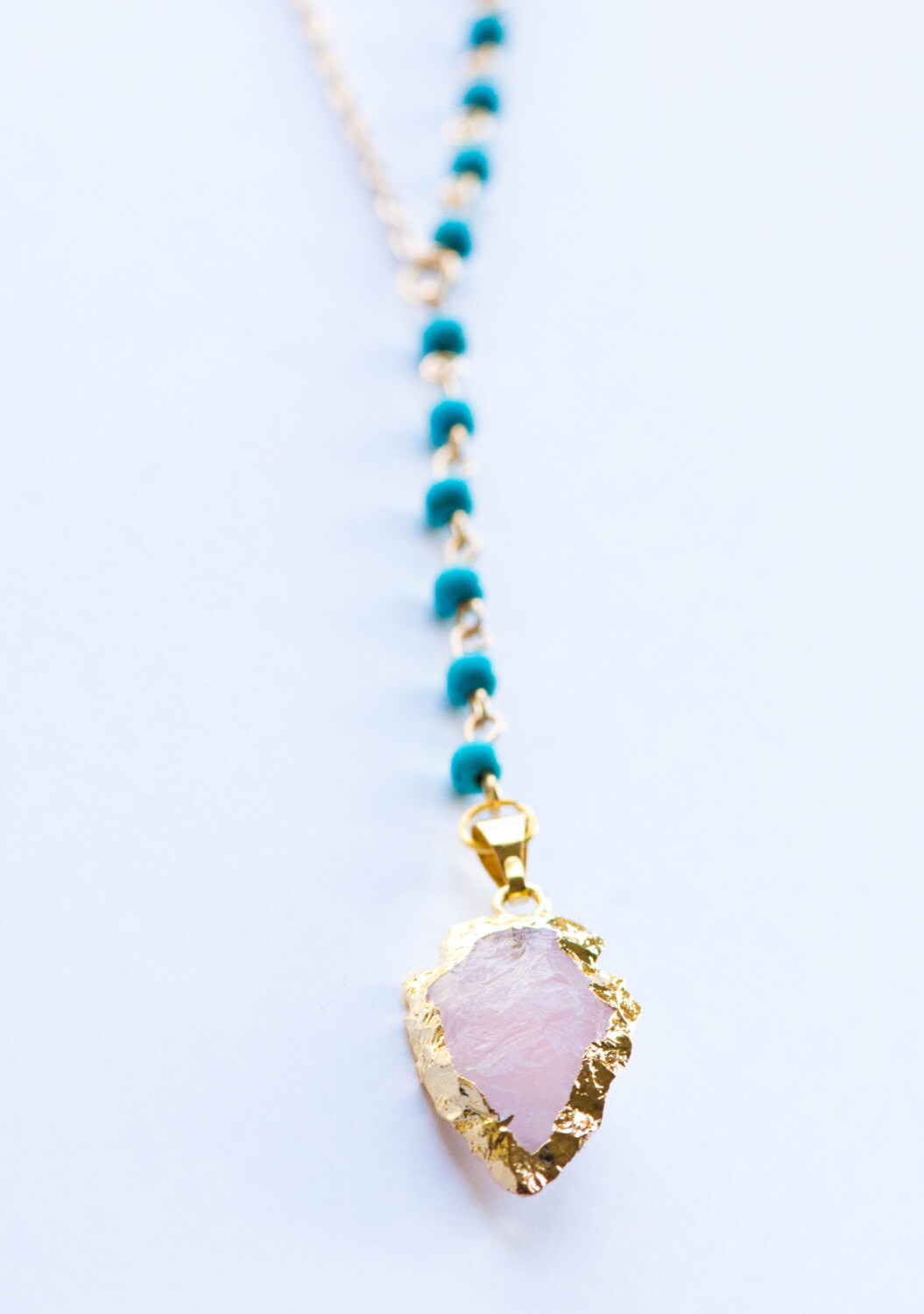 Rosenquarz Halskette, Pfeilspitzen Halskette, Rosenquarz Pfeilspitze, Goldrand Stein Halskette, Quarz Halskette, Rosenkranz Kette von AmeyaaJewelry
