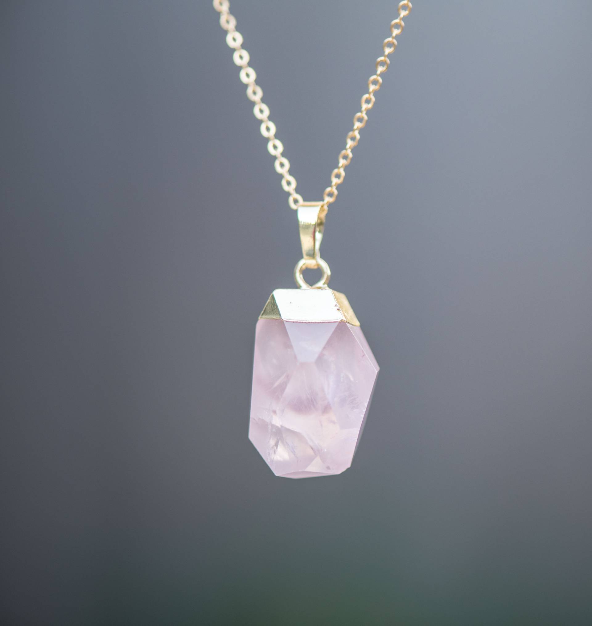 Rosenquarz Pendel Halskette, Gold Getaucht Rosenquarz, Edelstein Punkt Anhänger Schmuck, Liebesstein von AmeyaaJewelry