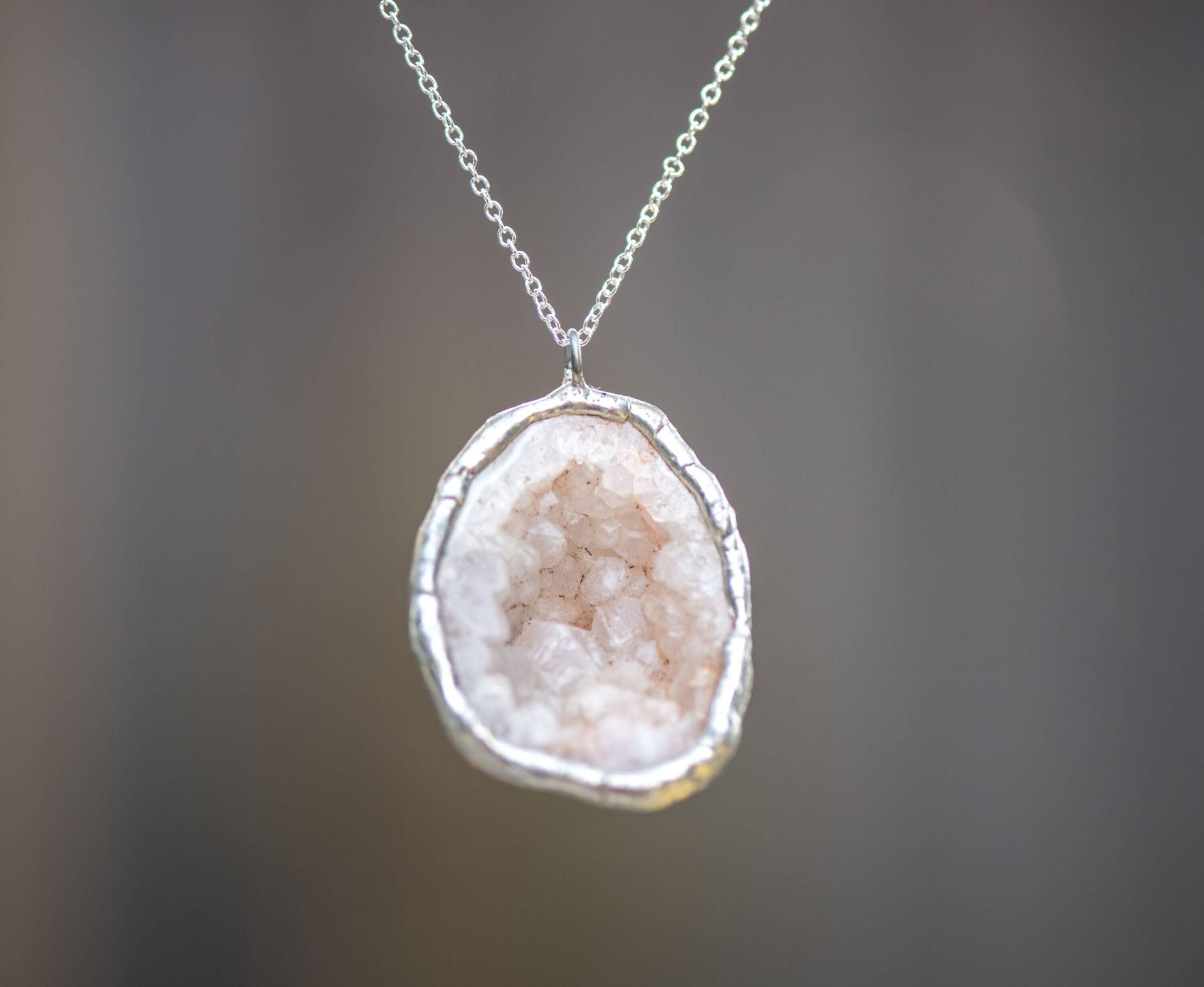 Silber Druzy Halskette, Geode Anhänger, Achat Kristall Rohkristall Rohstein Halskette von AmeyaaJewelry