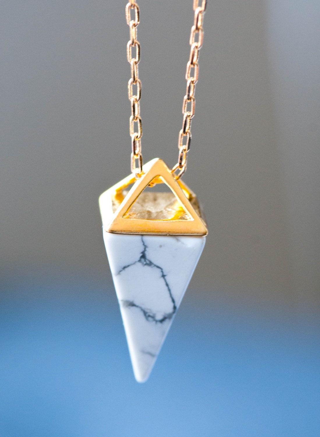 Weiße Howlith-Halskette, Weiße Marmor-Halskette, Edelstein-Halskette, Kristall-Halskette, Goldhalskette, Boho von AmeyaaJewelry