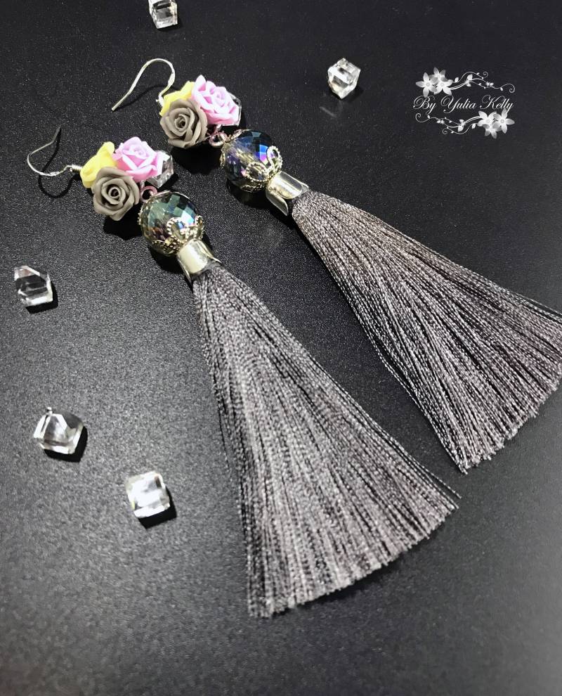 Fransen Ohrringe Aus Ton, Quaste Ohrringe, Rosen Graue Blumen Statement Lange von FleurClayDesign