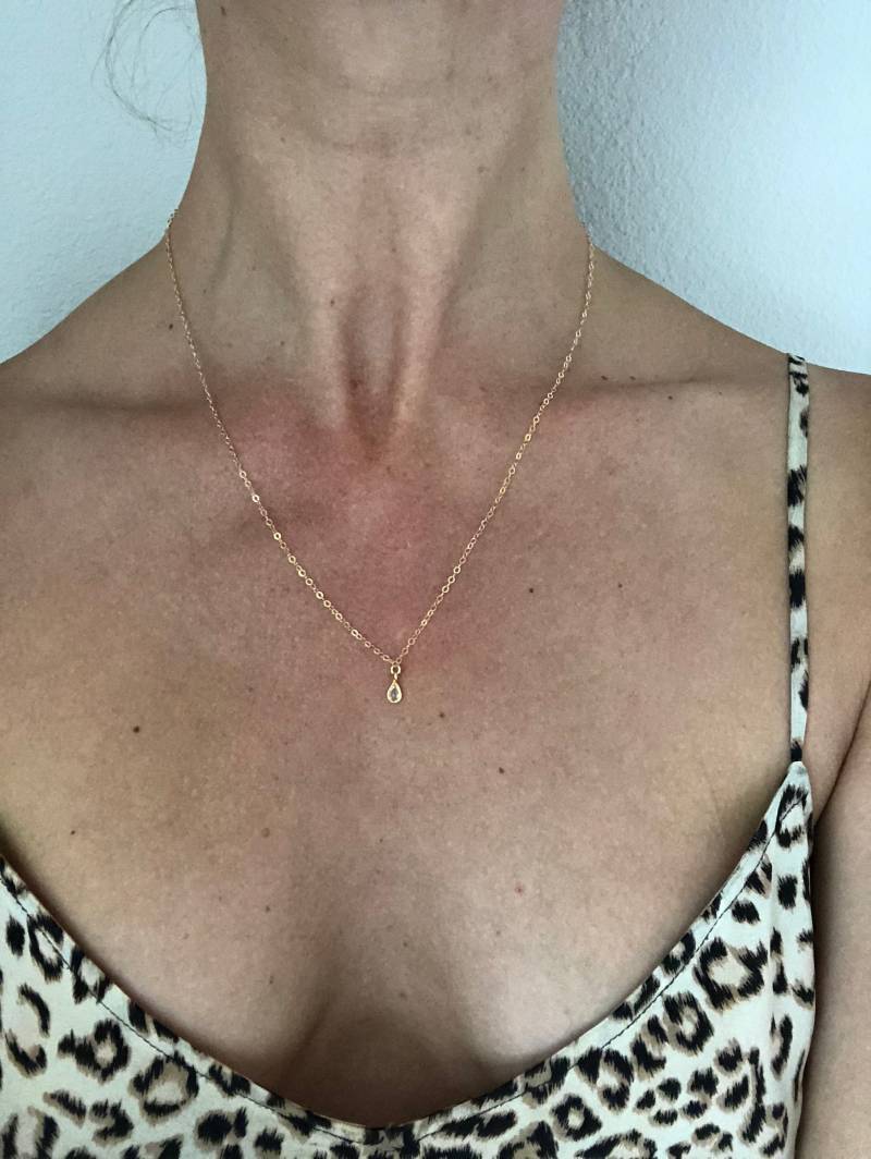 14K Gold Einkristall Träne Tropfenhalskette von AmiaAccessories