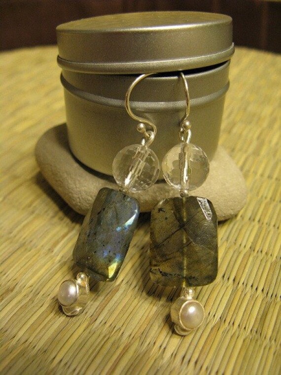 Sale - Smokey Storm Ohrringe Sterling Silber, Labradorit, Perle, Bergkristall Sale - Smokey Storm Ohrringe Sterling Silber, Labradorit, Perle, Bergkristall von AmiasDesigns