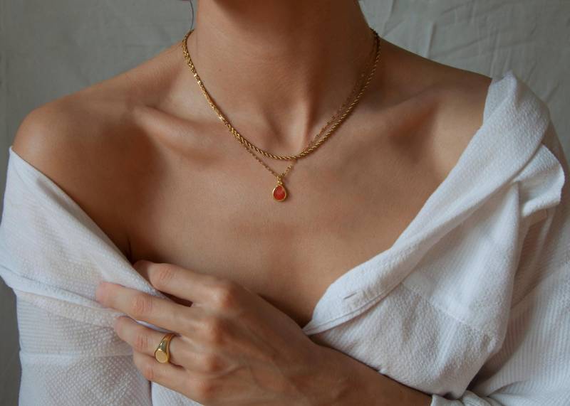 18K Vergoldete Benutzerdefinierte Charm Halskette Karneol Tropfen Anhänger, Gravur Wasserdicht, Anlauffrei von Amicajewels