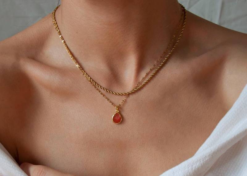 18K Vergoldete Karneol Halskette Individuell Eingravierter Edelsteinanhänger, Anlauffrei von Amicajewels