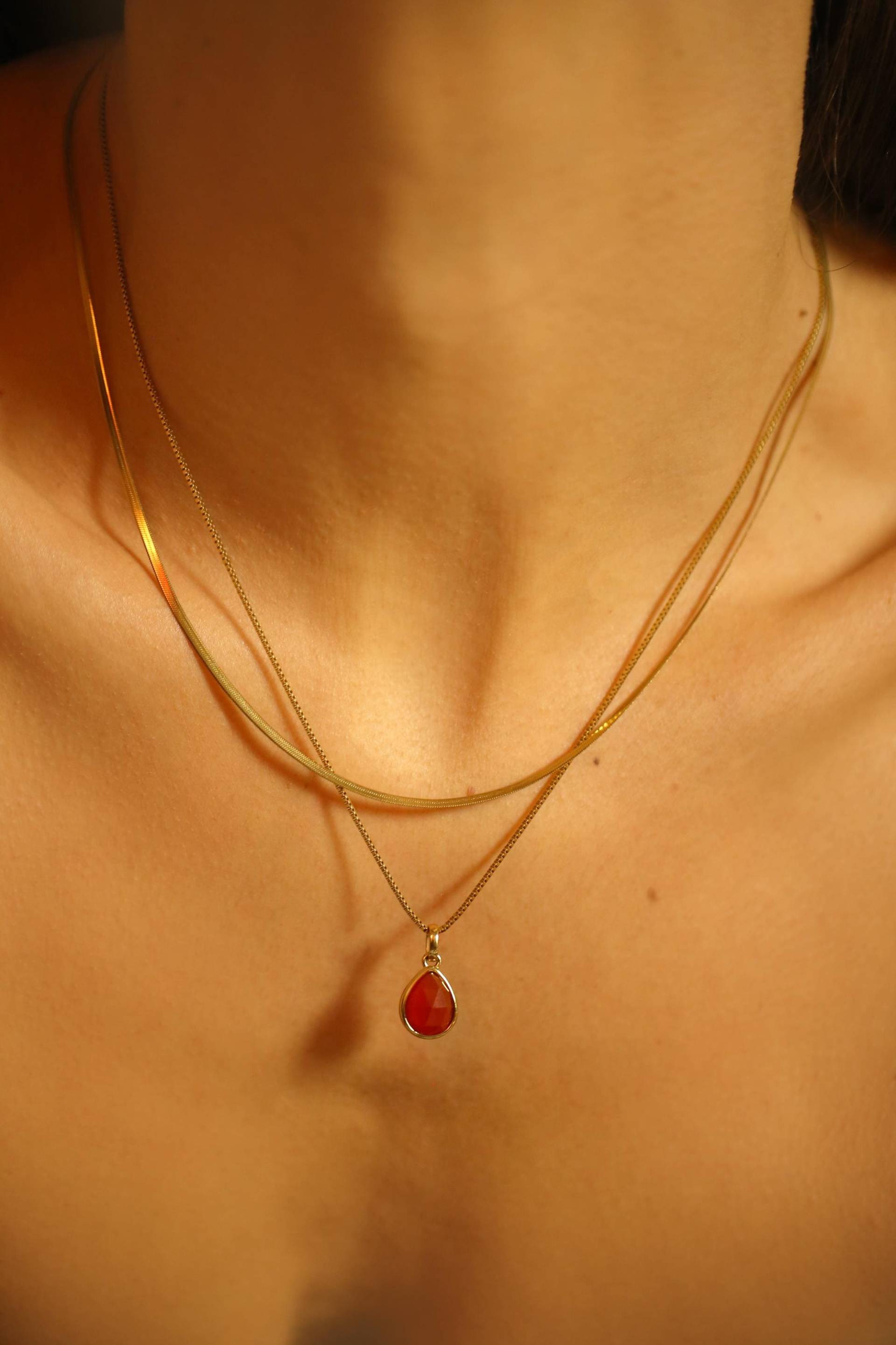 Gold Karneol Halskette Gravierbarer Edelstein-Anhänger, Wasserdichte, Nicht Anlaufende Box-Kette von Amicajewels