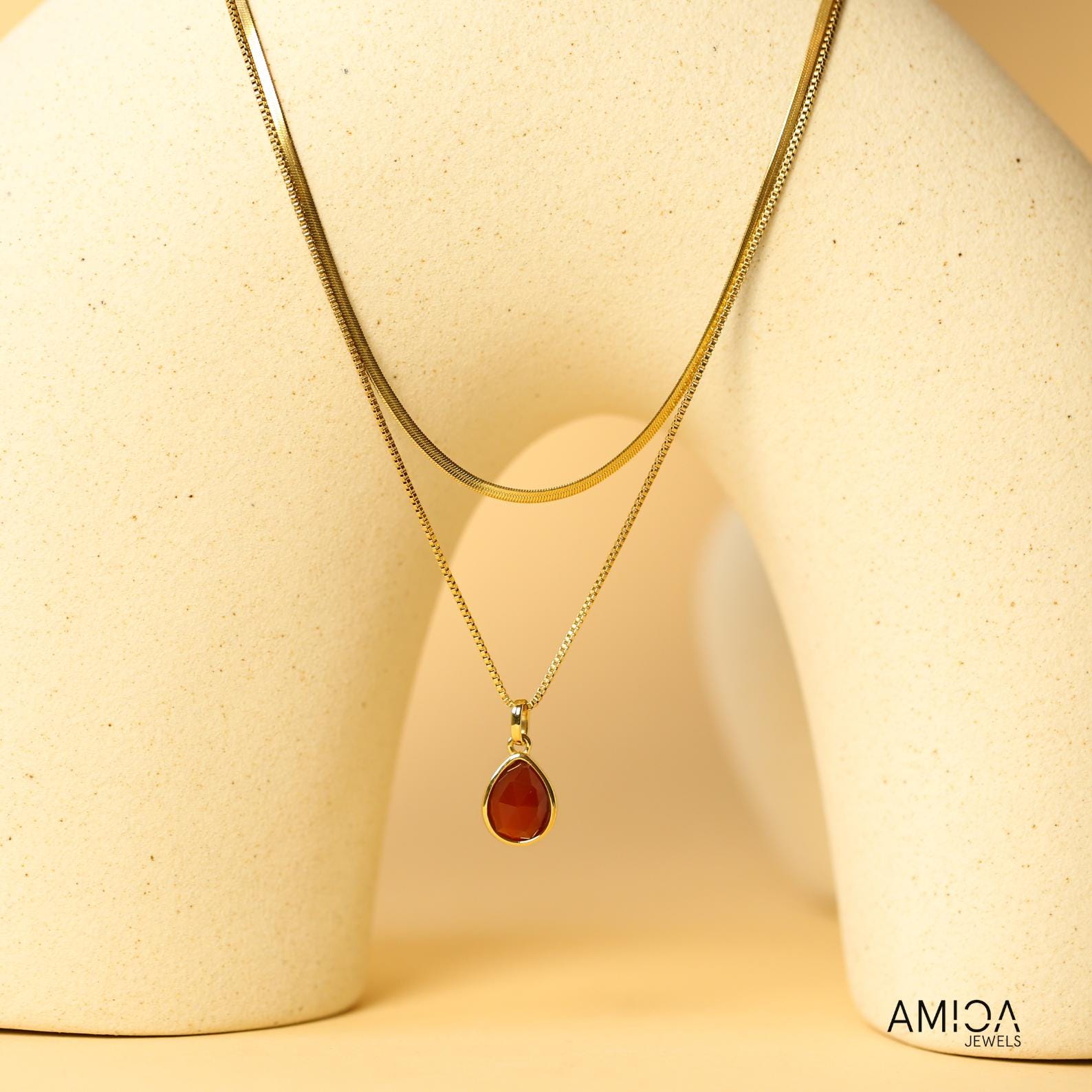 Karneol Halskette Gravurfähiger Edelsteinanhänger, Wasserdichte Geschichtete Goldkette von Amicajewels