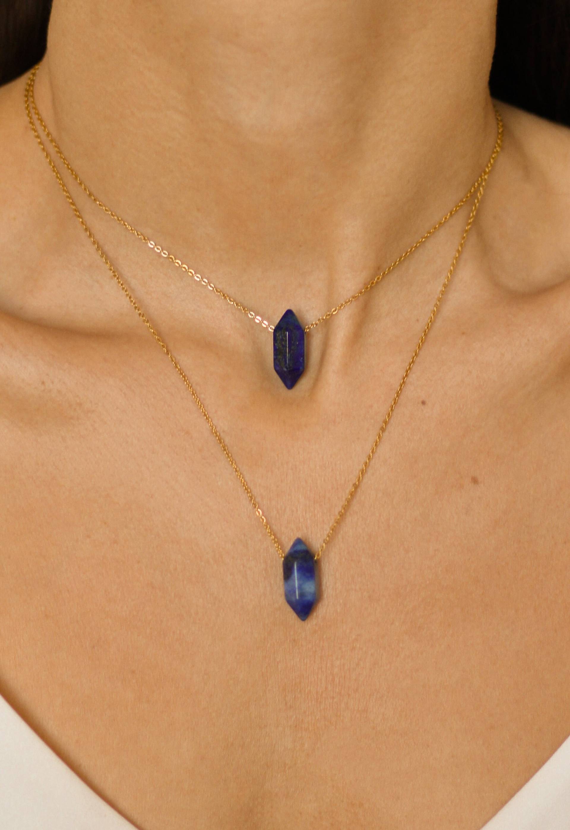 Lapis Lazuli Halskette Gold, Gold Anhänger, Kristall Layered Halskette, Rohe Kugel von Amicajewels