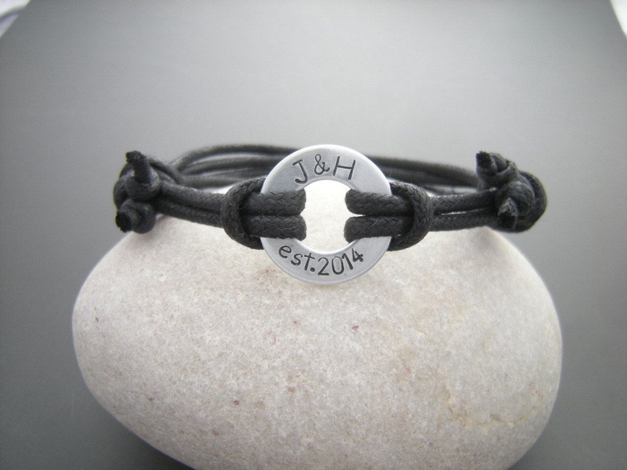 Geschenk Für Männer, Freund Geschenk, Mann Armband, Ihn, Gestempelt Waschmaschine, Personalisierte Schmuck, Schwarze Schnur Baumwolle Jahrestag von AmiciWorld