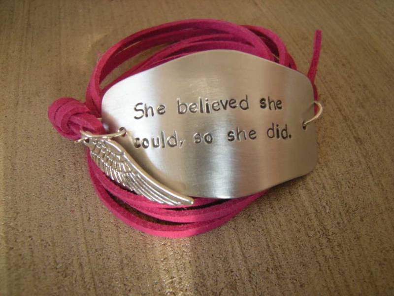 Motivierende Zitat, Wickeln Armband, Ihren Text Auf, Sie Glaubte, Sie Könnte, Inspirierende Zitat Aussage Graduierung Geschenk von AmiciWorld
