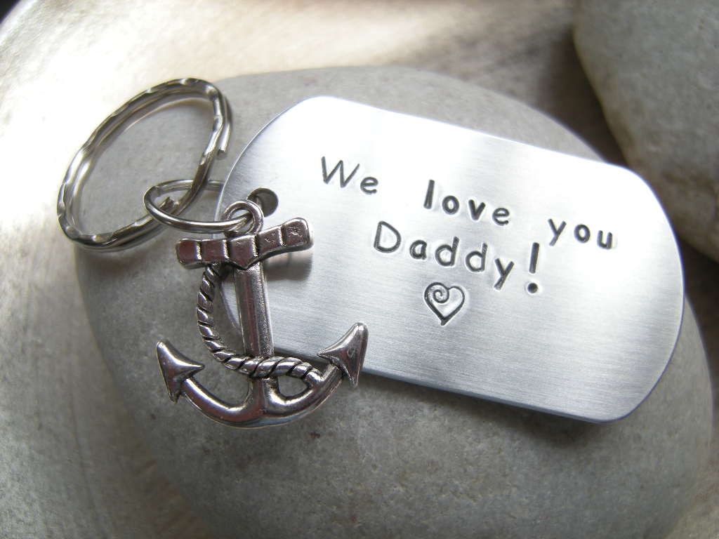 Papa Geschenk, Schlüsselanhänger Mit Anker, Personalisierte Gestempelt Schlüsselanhänger, Handgestempelt Metall Tag Geschenk Für Männer, Unisex von AmiciWorld