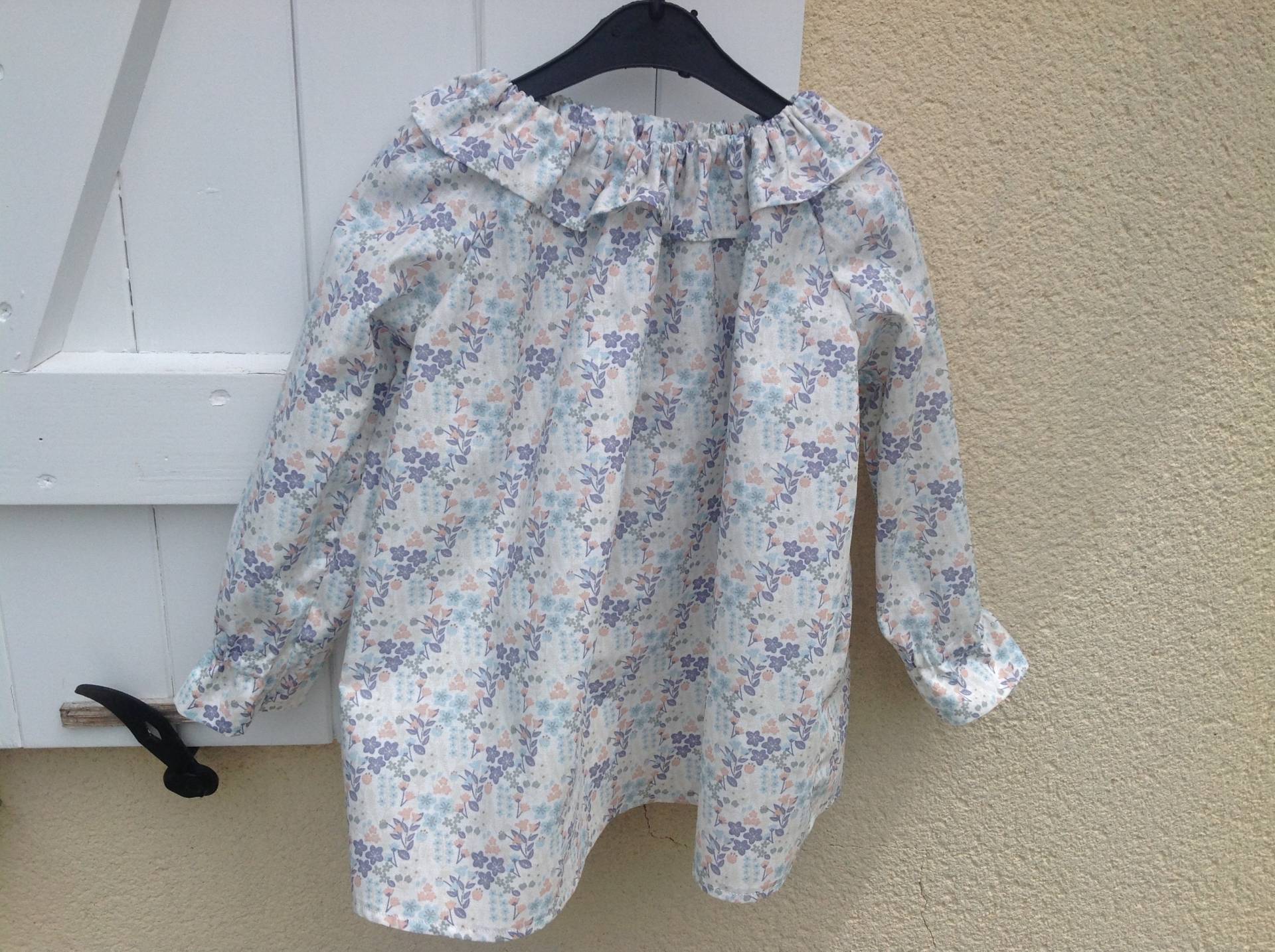 Blumenbluse Rosa Blauton Rüschenkragen Mit Oder Ohne Ärmel Blumenbluse Rosa Blauton Rüschenkragen Mit Oder Ohne Ärmel von AmigafoliesCouture