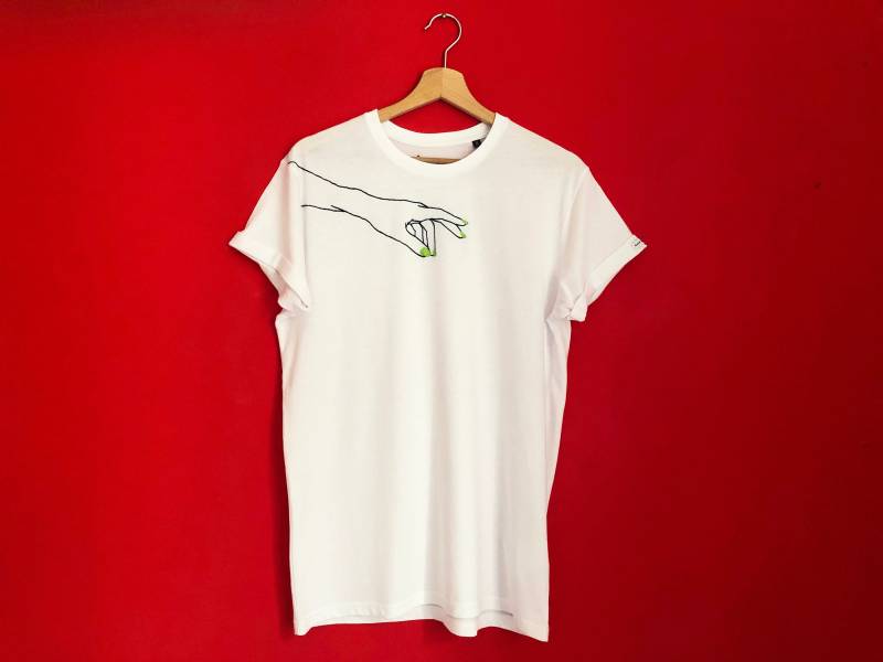 Handbesticktes T-Shirt Aus 100 % Bio-Baumwolle „Mani" Handbesticktes T-Shirt Aus 100 % Bio-Baumwolle „Mani" von AmintaFactory
