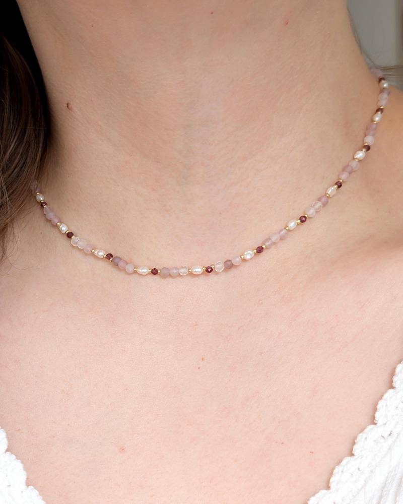 Rosenquarz Granat Halskette Mit Süßwasserperlen, Zarter Edelstein Perlenschmuck, Edelstahl Vergoldet, Handgemacht, Geschenk Für Sie von AmisaSchmuck