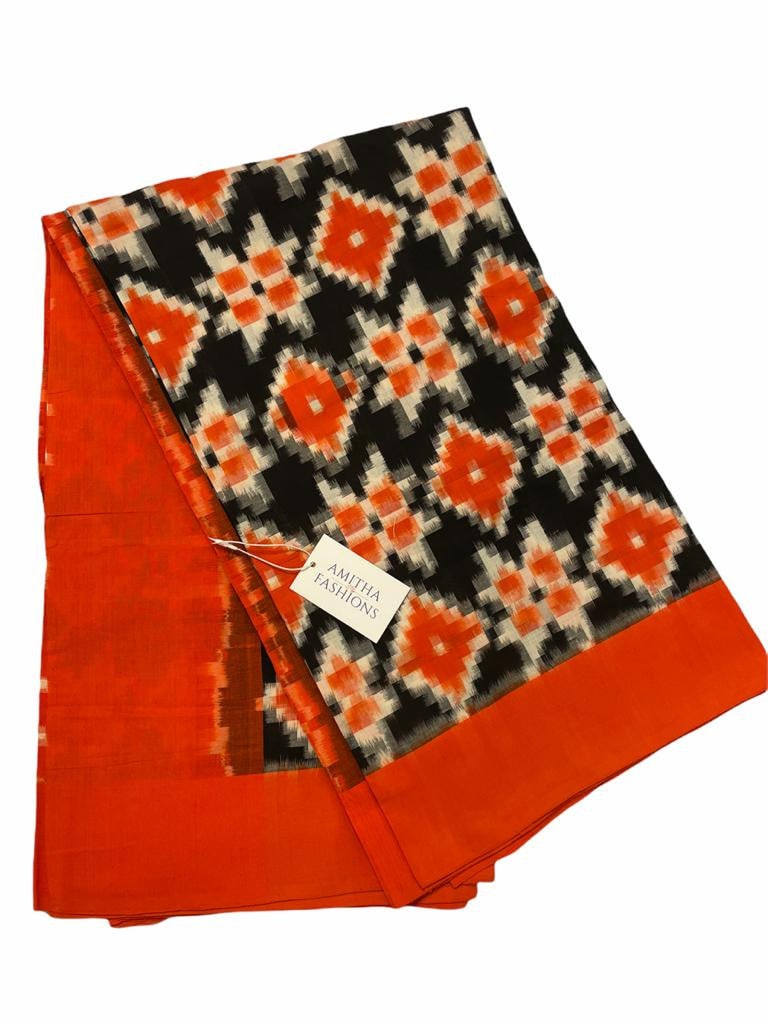 Doppelt Ikkat Telia Rumal Designer Baumwolle Saree in Schwarz/Orange Mit Passender Genähter Bluse Doppelt Ikkat Telia Rumal Designer Baumwolle Saree in Schwarz/Orange Mit Passender Genähter Bluse von AmithaFashions