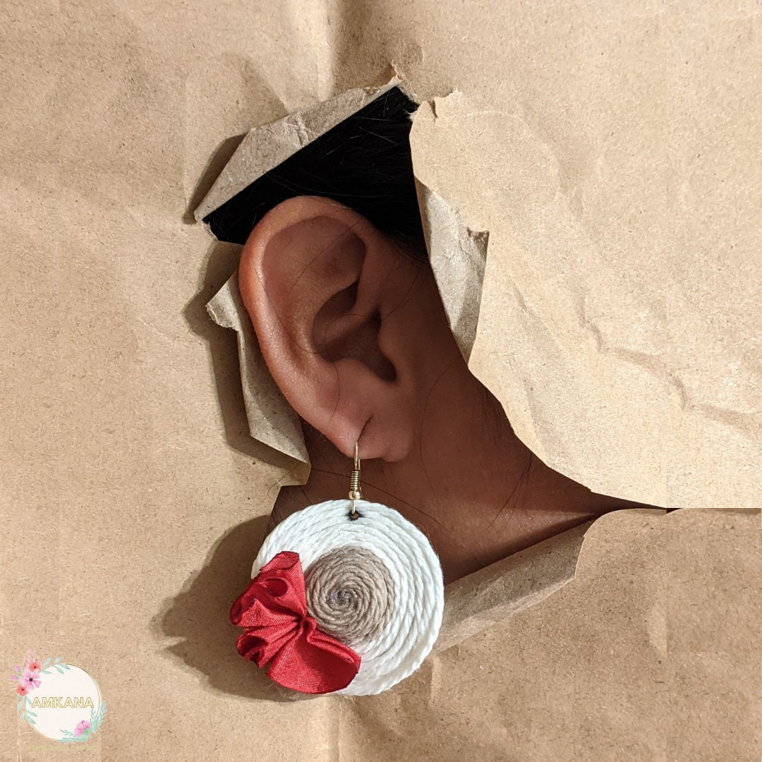 Handgefertigte Ohrringe, Handgefertigte Hut Ohrringe in Wolle, Design von AmkanaUSA