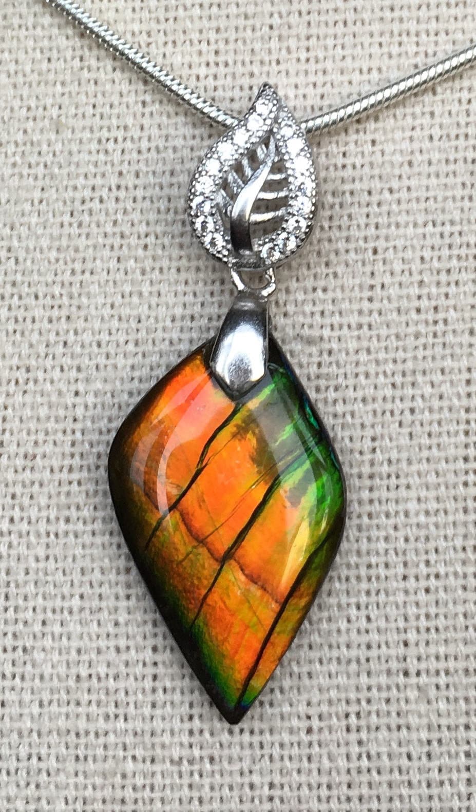 Ammolit Anhänger, Betonte Blatt Öse von AmmoliteRainbows