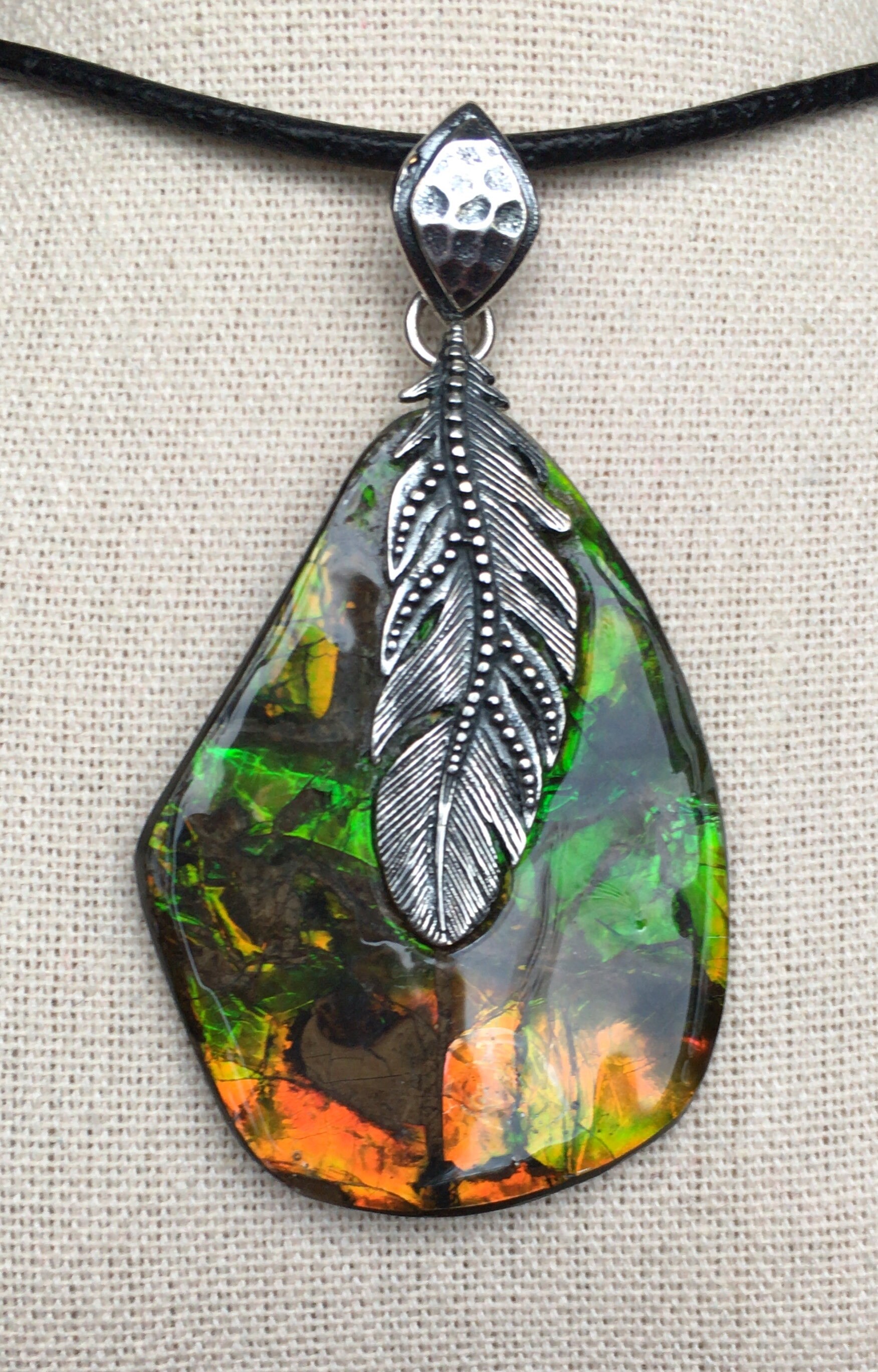 Ammolit Anhänger, Feder Akzent von AmmoliteRainbows