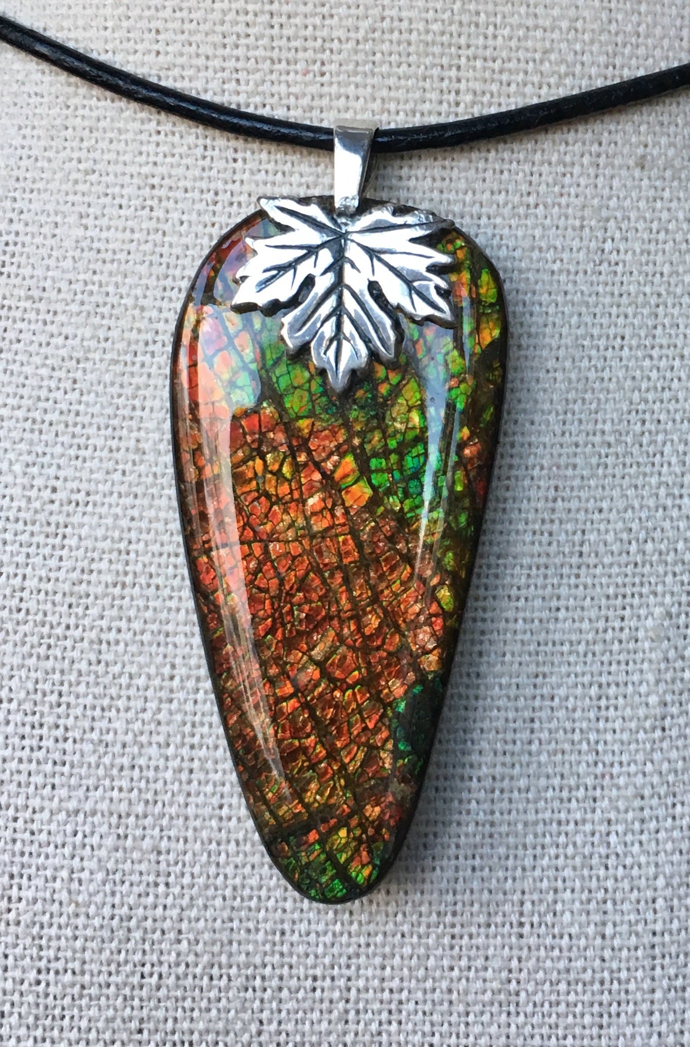 Ammolit Anhänger - Ahornblatt Akzent von AmmoliteRainbows