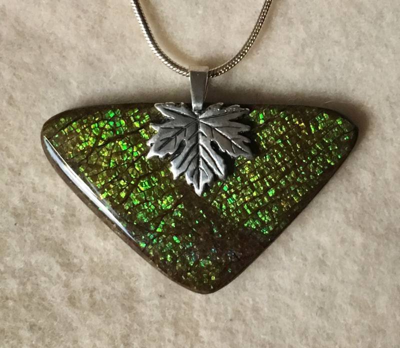 Ammolit Anhänger - Ahornblatt Akzent von AmmoliteRainbows