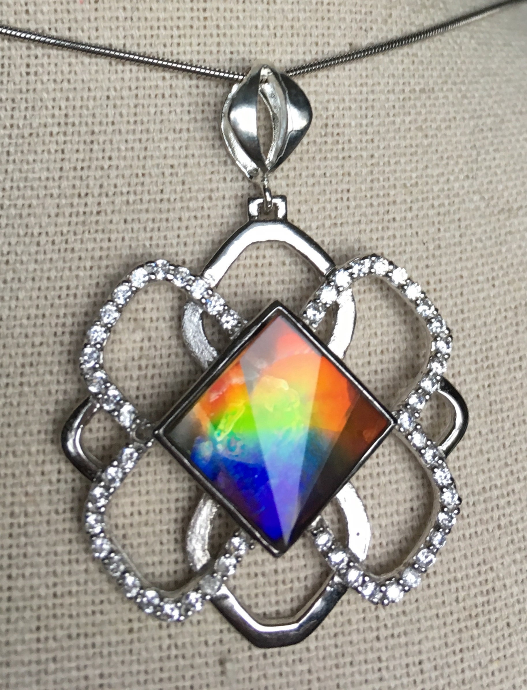 Ammolit Anhänger - Facettierter Stein Mit Mauve/Lila Und Cz Akzenten von AmmoliteRainbows