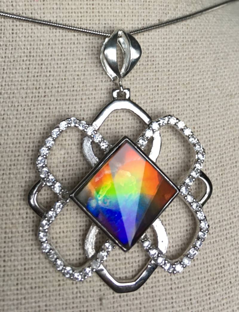 Ammolit Anhänger - Facettierter Stein Mit Mauve/Lila Und Cz Akzenten von AmmoliteRainbows