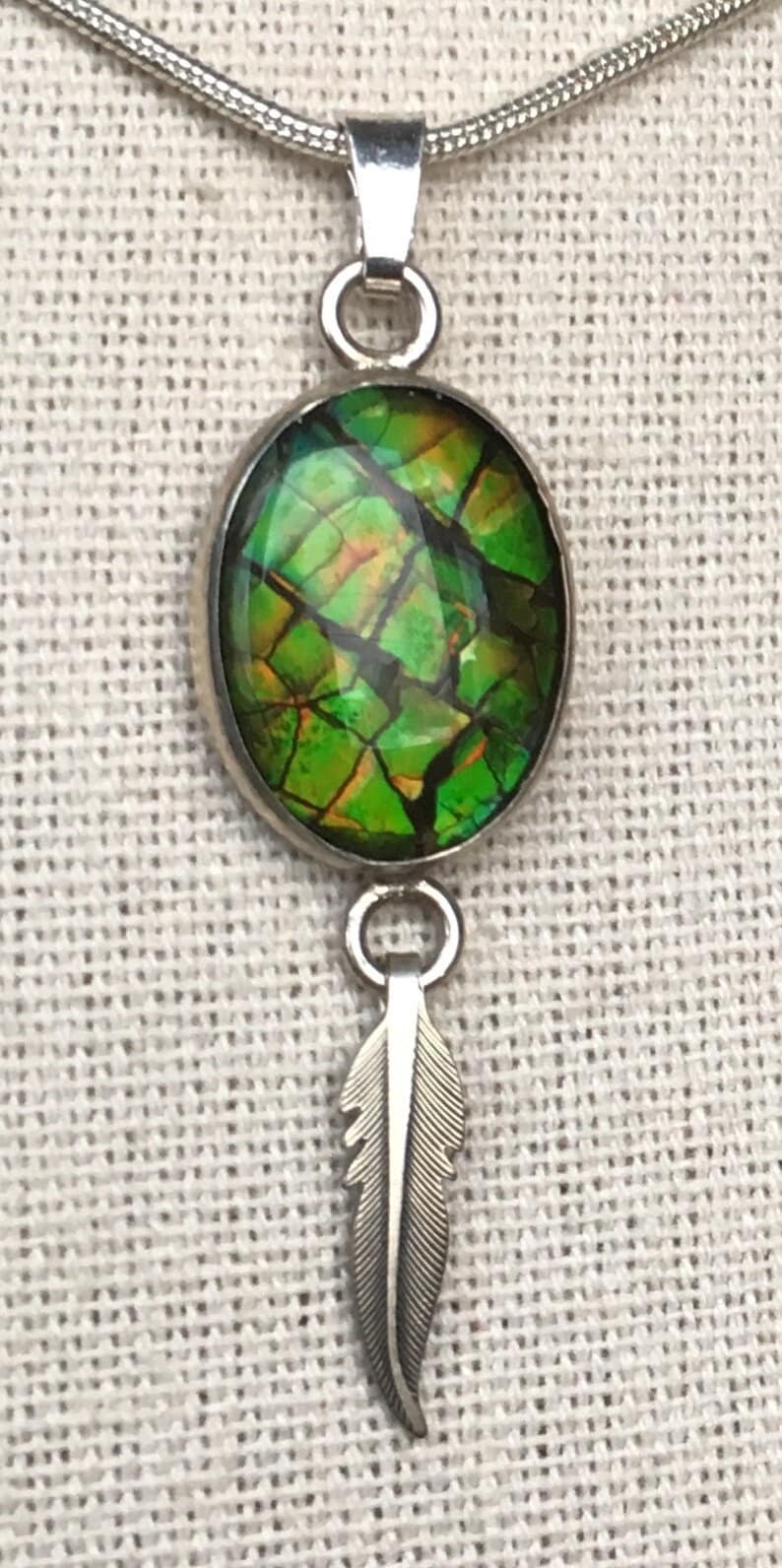 Ammolit Anhänger - Feder Akzent Ammolit Anhänger - Feder Akzent von AmmoliteRainbows