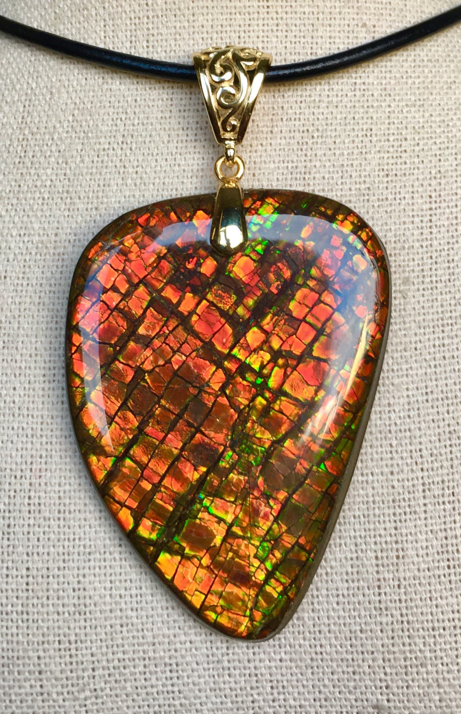 Ammolit Anhänger - Großer Heller Edelstein Statement-Stück von AmmoliteRainbows