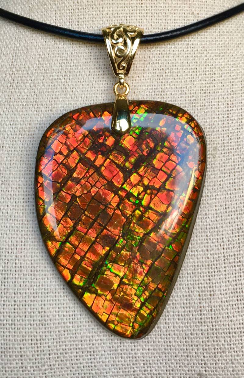 Ammolit Anhänger - Großer Heller Edelstein Statement-Stück von AmmoliteRainbows