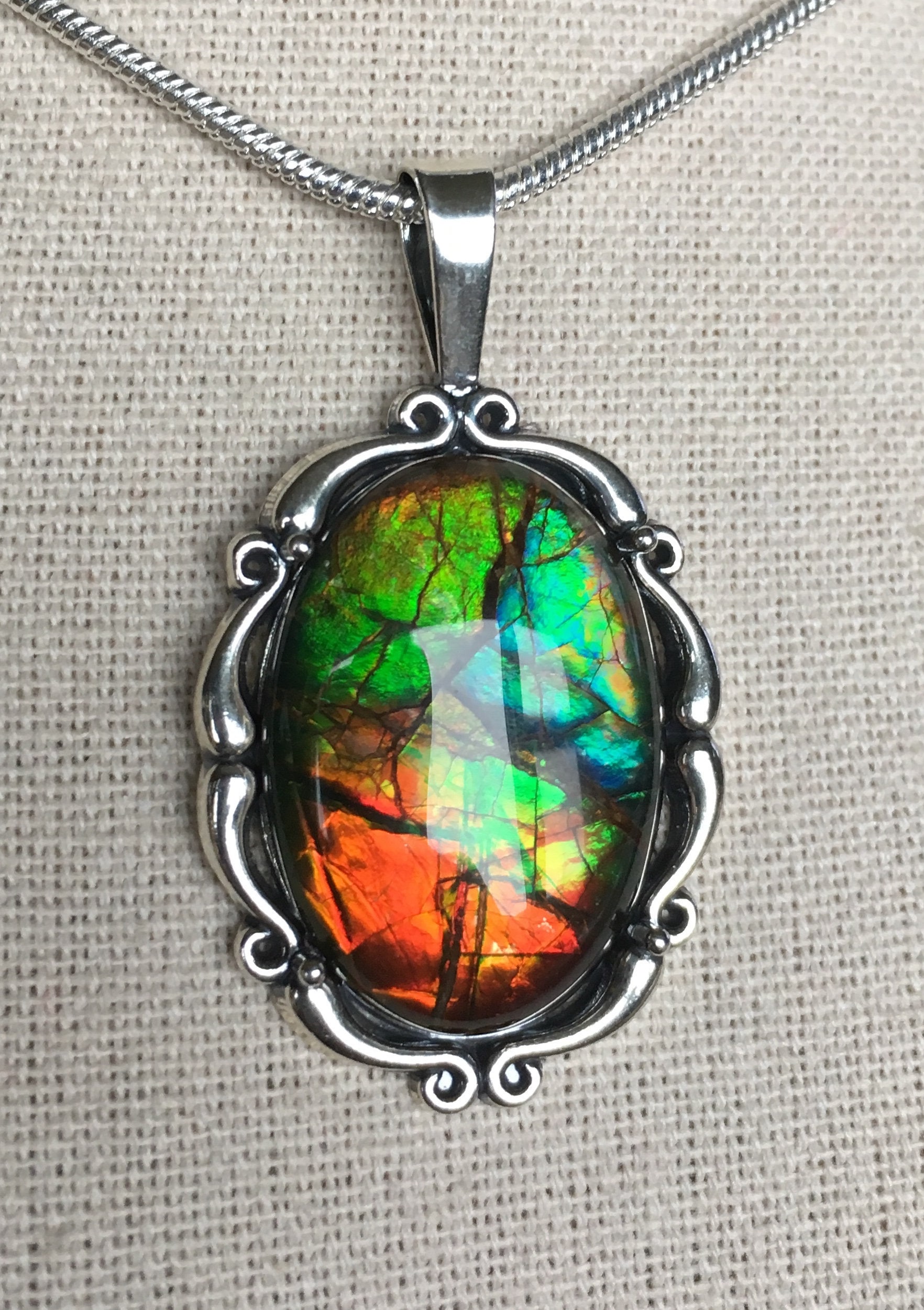 Ammolit Anhänger - Großer Wunderschöner Multi-Color Edelstein von AmmoliteRainbows