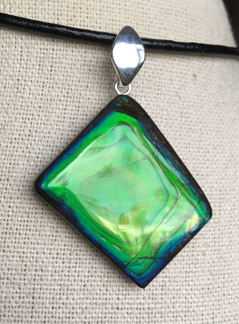 Ammolit Anhänger - Grün Mit Blauer Einfassung Bitte Beschreibung Lesen Ammolit Anhänger - Grün Mit Blauer Einfassung Bitte Beschreibung Lesen von AmmoliteRainbows