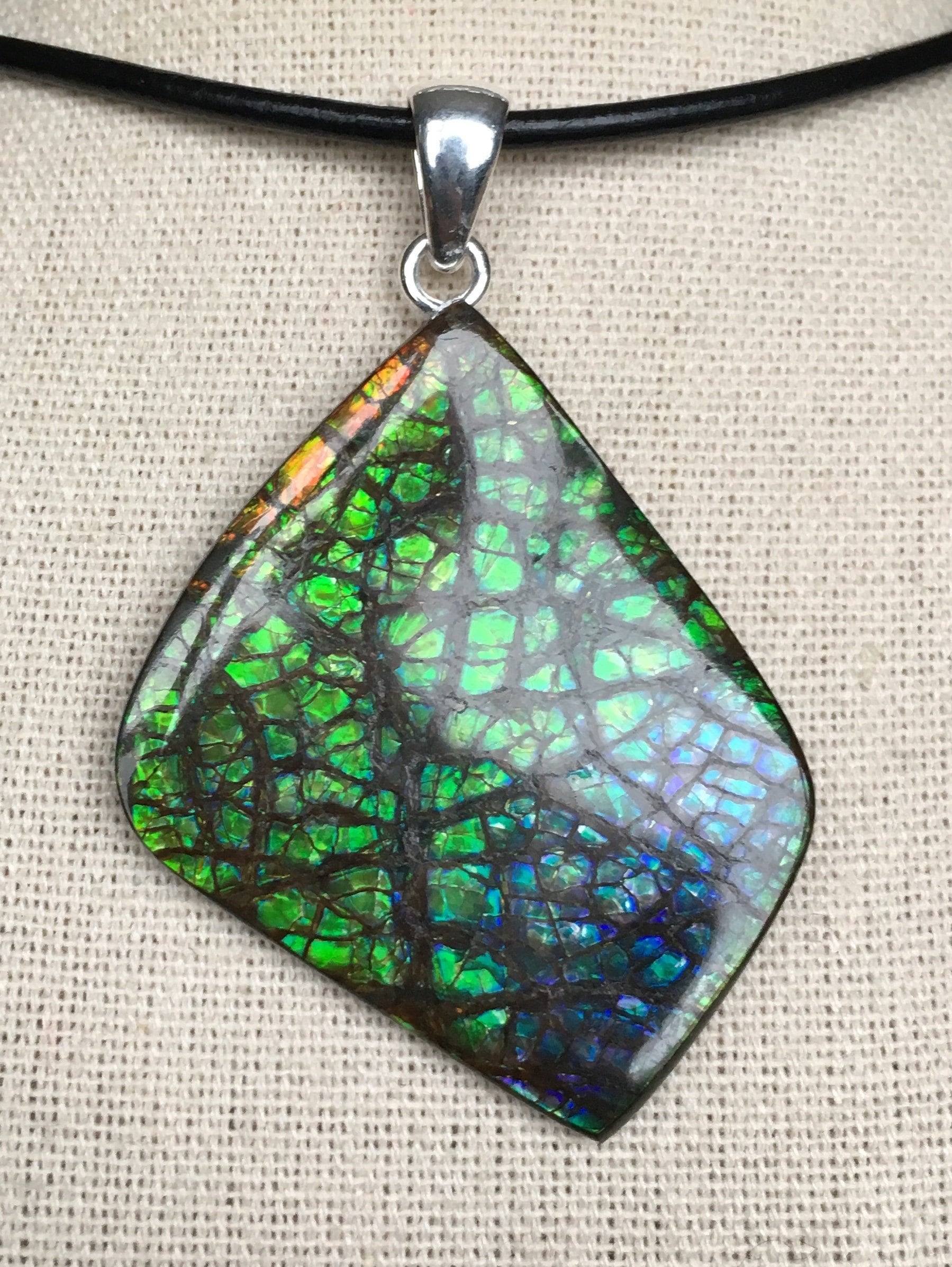 Ammolit Anhänger - Handgeschliffener Edelstein von AmmoliteRainbows