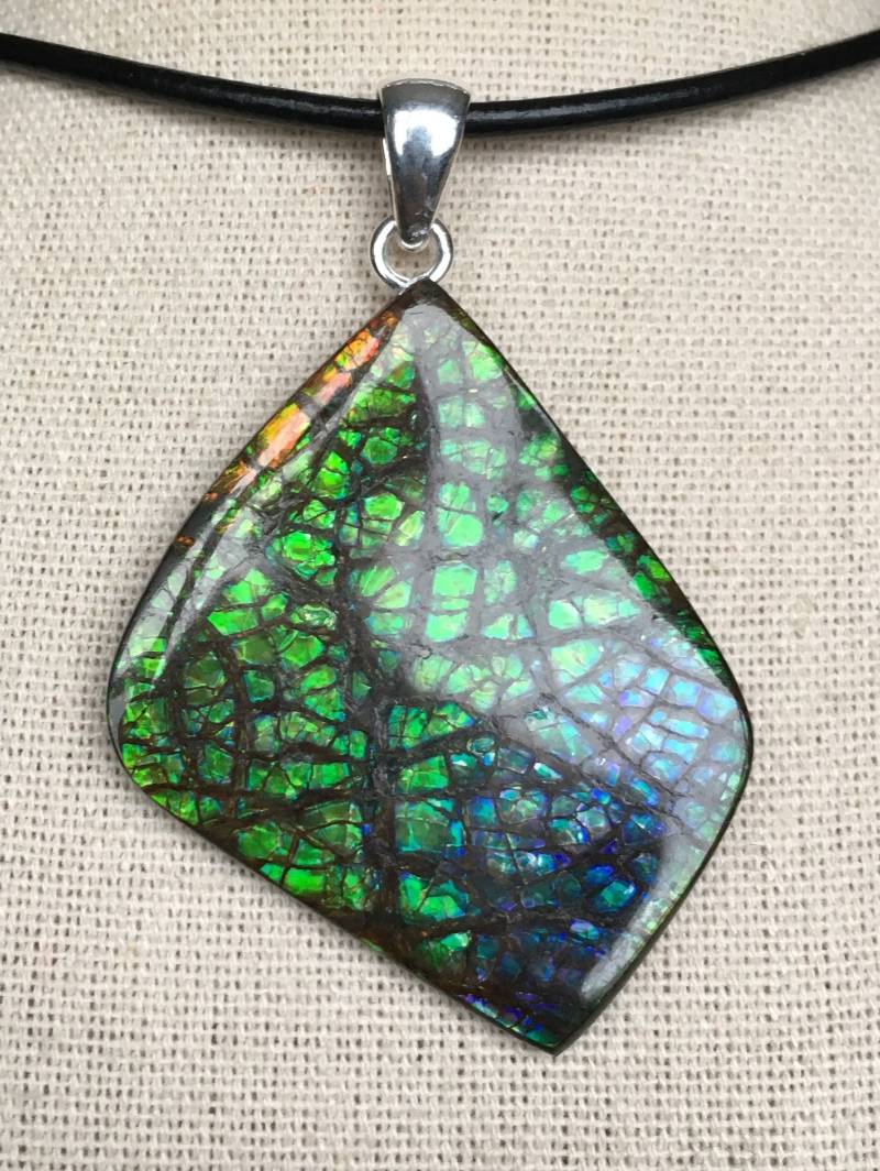 Ammolit Anhänger - Handgeschliffener Edelstein von AmmoliteRainbows