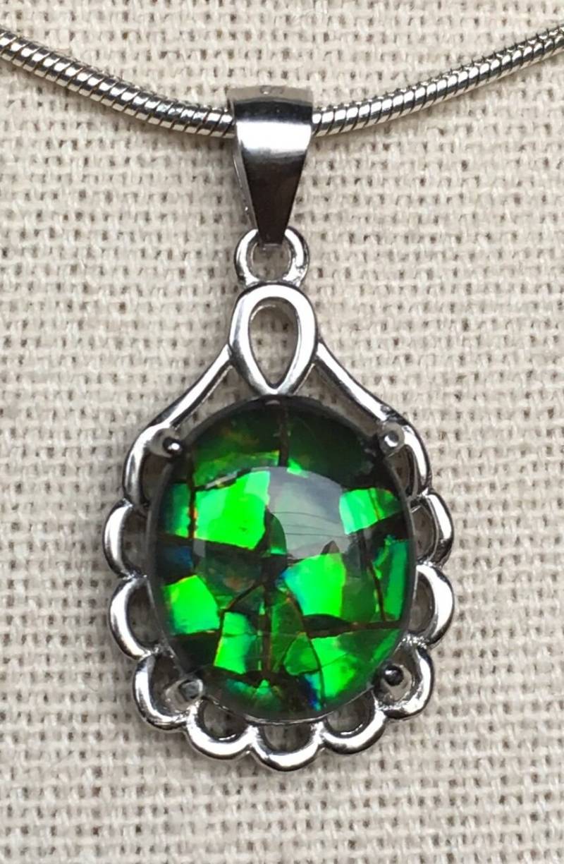 Ammolit Anhänger - Hell Grün Bunt Glas Muster von AmmoliteRainbows