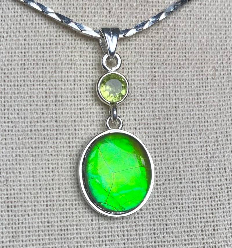 Ammolit Anhänger - Hellgrüner Edelstein Mit Peridot Akzent Bitte Lesen Ammolit Anhänger - Hellgrüner Edelstein Mit Peridot Akzent Bitte Lesen von AmmoliteRainbows