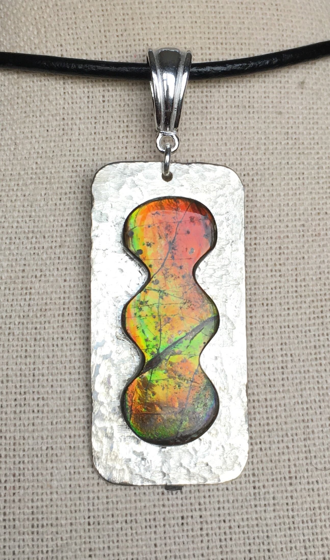 Ammolit Anhänger - Interessante Form Herbstliche Farben von AmmoliteRainbows