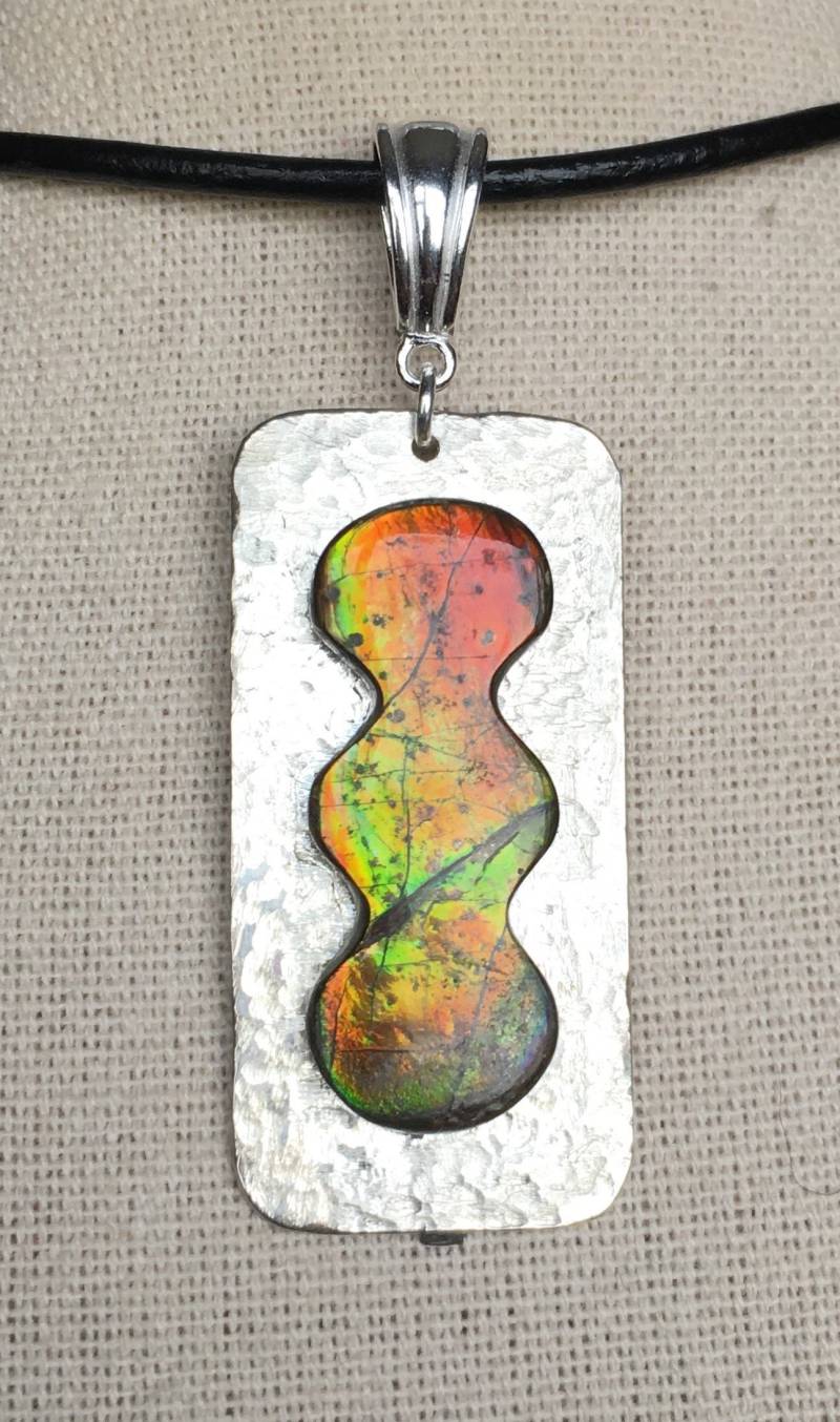 Ammolit Anhänger - Interessante Form Herbstliche Farben Ammolit Anhänger - Interessante Form Herbstliche Farben von AmmoliteRainbows