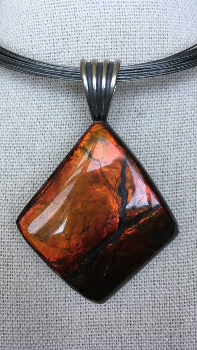 Ammolit Anhänger Mit Gewölbter Spitze von AmmoliteRainbows