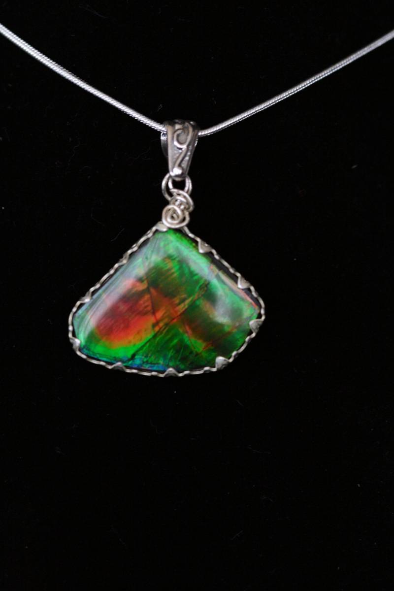 Ammolit Anhänger Mit Spitzen Lünette Ammolit Anhänger Mit Spitzen Lünette von AmmoliteRainbows