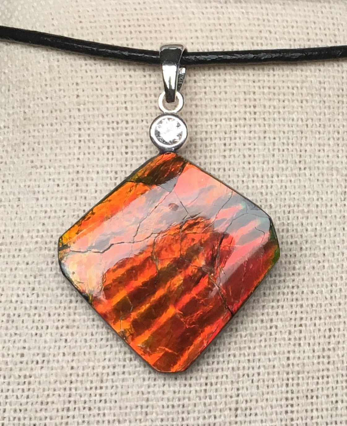 Ammolit Anhänger - Roter Edelstein Mit Läufer Und Cz Akzent von AmmoliteRainbows