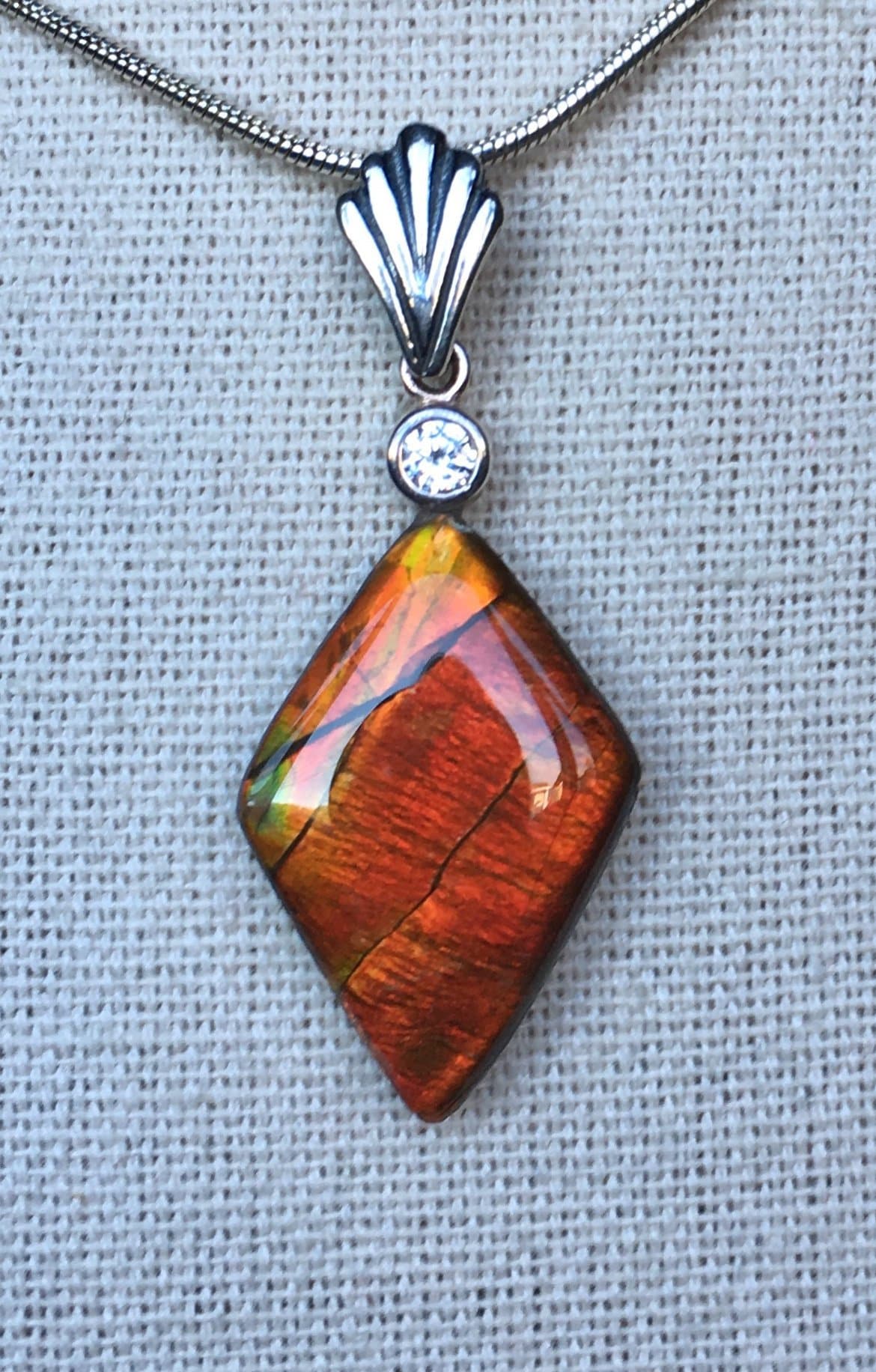 Ammolit Anhänger - Schöne Diamant Form Mit Zirkonia Akzent von AmmoliteRainbows