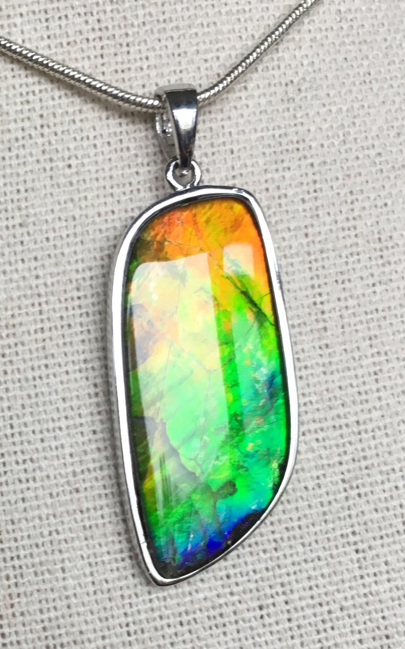 Ammolit Anhänger - Strahlende Regenbogenfarben Triplette von AmmoliteRainbows