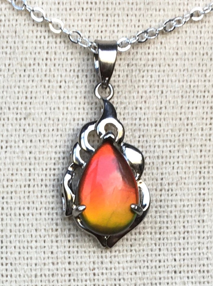 Ammolit Anhänger - Teardrop Gem in Multi-Color Kleiner Defekt Zu Niedrigem Preis Must Lies Beschreibung Ammolit Anhänger - Teardrop Gem in Multi-Color Kleiner Defekt Zu Niedrigem Preis Must Lies Beschreibung von AmmoliteRainbows