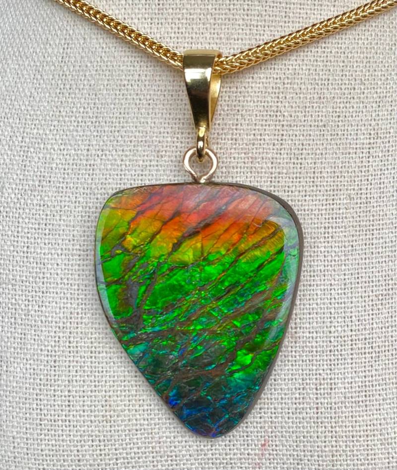 Ammolit Anhänger - Wunderschöne Hand Geschliffene Edelstein in Regenbogen Farben von AmmoliteRainbows