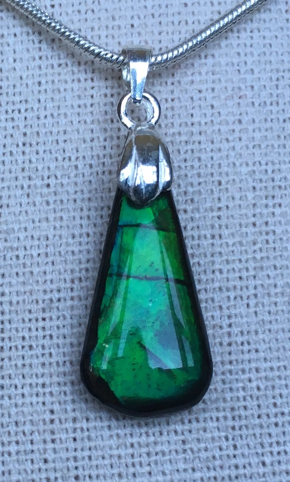 Ammolit Anhänger - Zierliches Schmuckstück in Grünlich-Türkis Tönen Schau Dir Alle Fotos An von AmmoliteRainbows