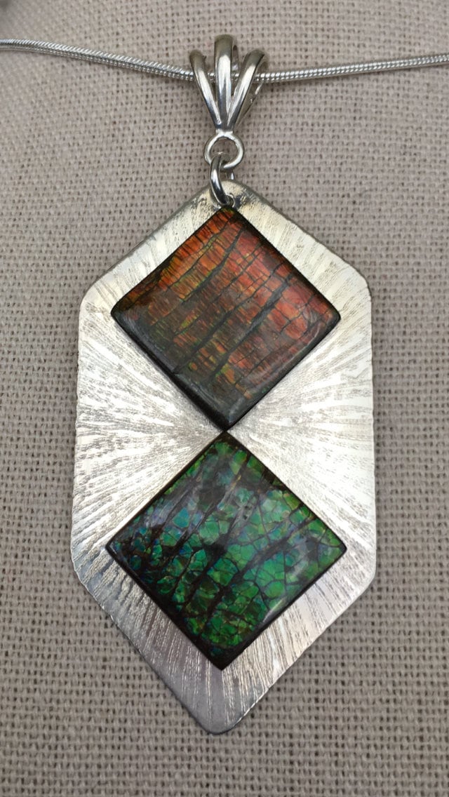 Ammolit Anhänger in Dezenten Farben von AmmoliteRainbows